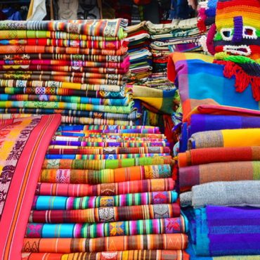 En Ecuador hay pueblos que son famosos por tener algunos de los mercados de artesanías indígenas más conocidos en todo el mundo.