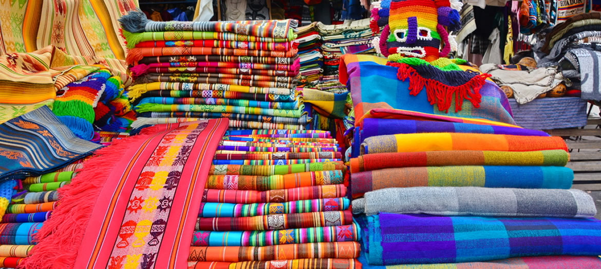 En Ecuador hay pueblos que son famosos por tener algunos de los mercados de artesanías indígenas más conocidos en todo el mundo.