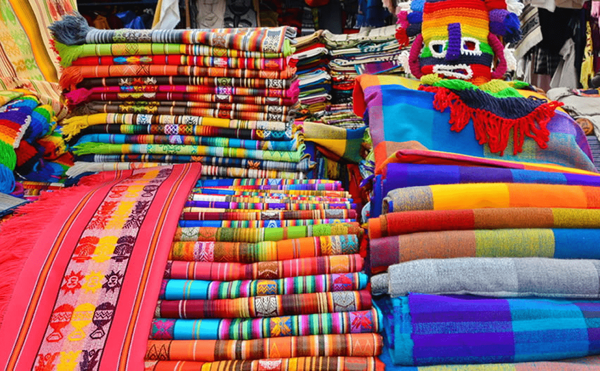 En Ecuador hay pueblos que son famosos por tener algunos de los mercados de artesanías indígenas más conocidos en todo el mundo