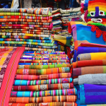 En Ecuador hay pueblos que son famosos por tener algunos de los mercados de artesanías indígenas más conocidos en todo el mundo